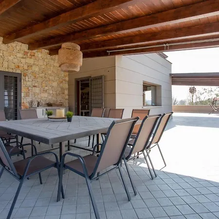 Santoro Al Paradiso Verde, Intera Con Piscina *