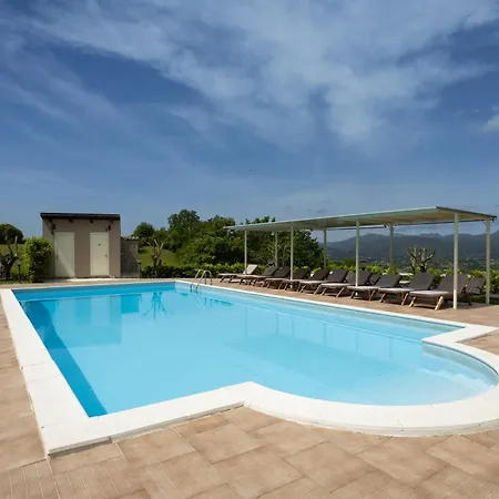Santoro Al Paradiso Verde, Intera Con Piscina *