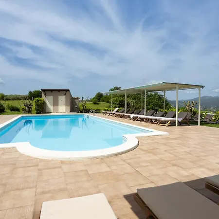 Santoro Al Paradiso Verde, Intera Con Piscina *