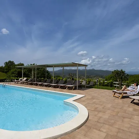 Santoro Al Paradiso Verde, Intera Con Piscina *