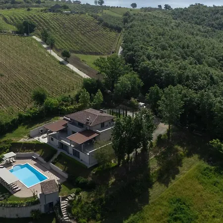 Santoro Al Paradiso Verde, Intera Con Piscina
